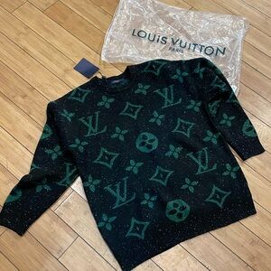 NWT green and black Warm swearer unisex